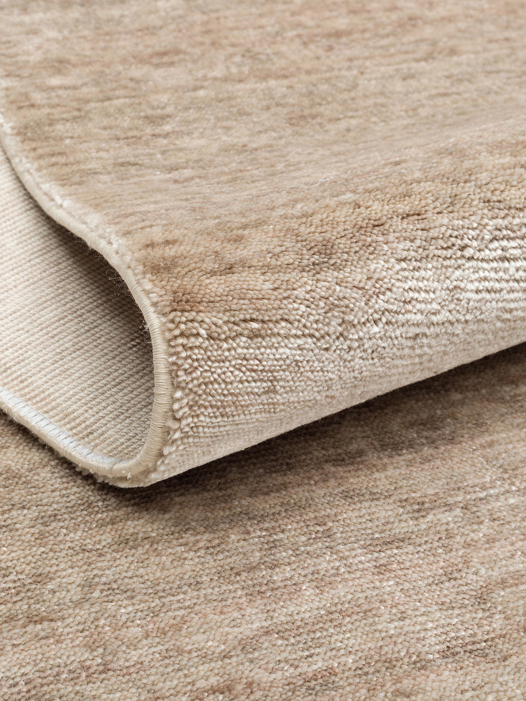 Victoria %100 TENCEL™ Lyocell El Emeği ile Üretilen Halı DESERT SAND kıvrım detayı